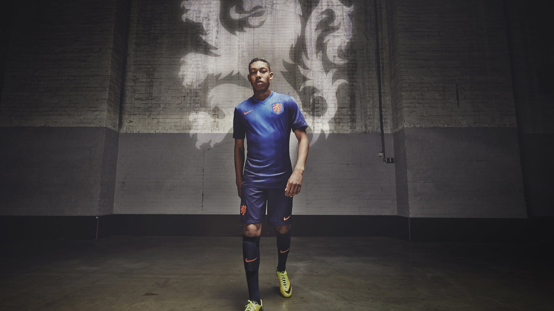 国际足球裁判执法标准升级，公正公开成为主旋律，足球裁判执法规则