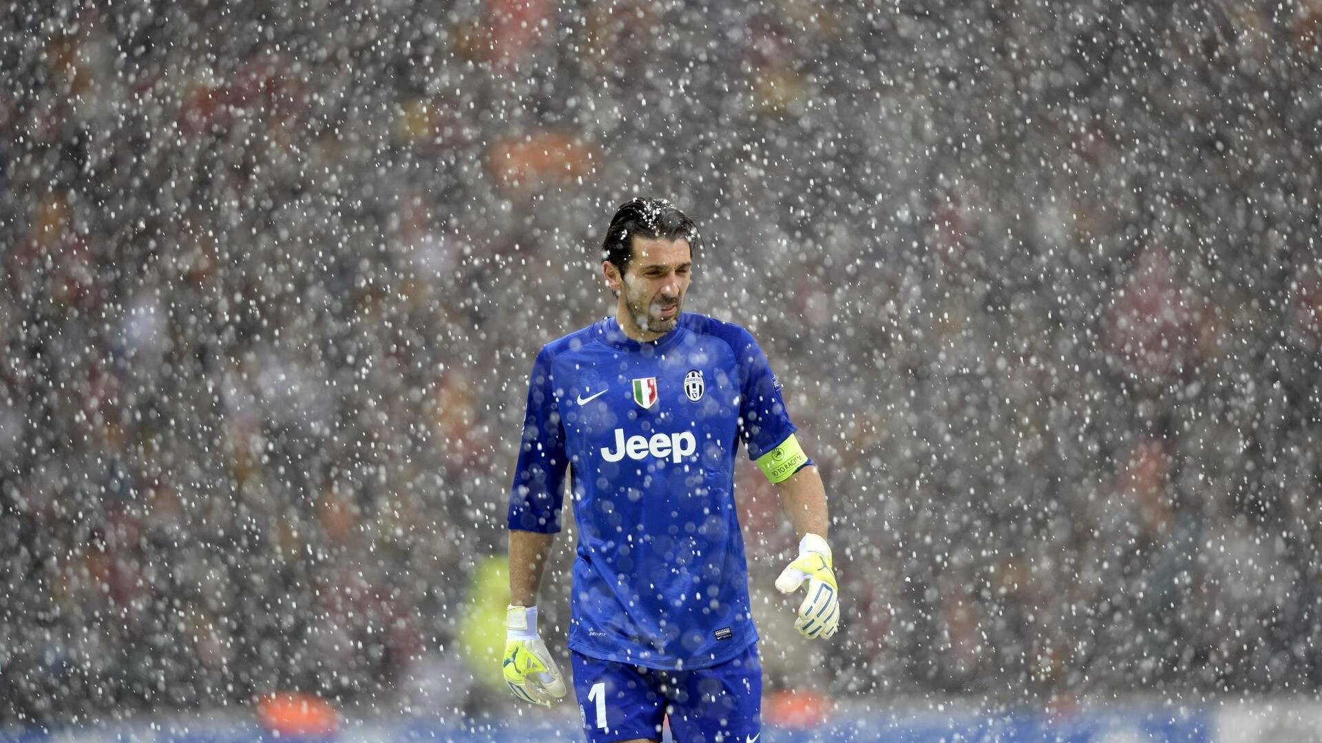 麦金托什女子800米自由泳赛道亮点频现，加拿大游泳运动员麦金托什